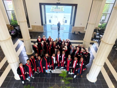 رئيس الجامعة العربية الخاصة يشارك المتخرجين صورهم التذكارية