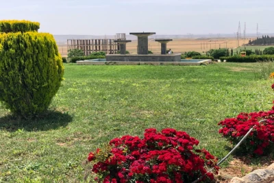 مدرج روماني وحدائق