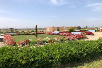 مدرج روماني وحدائق