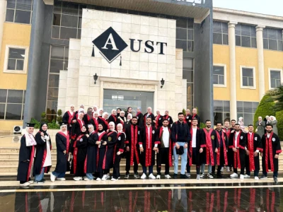 رئيس الجامعة العربية الخاصة يشارك المتخرجين صورهم التذكارية