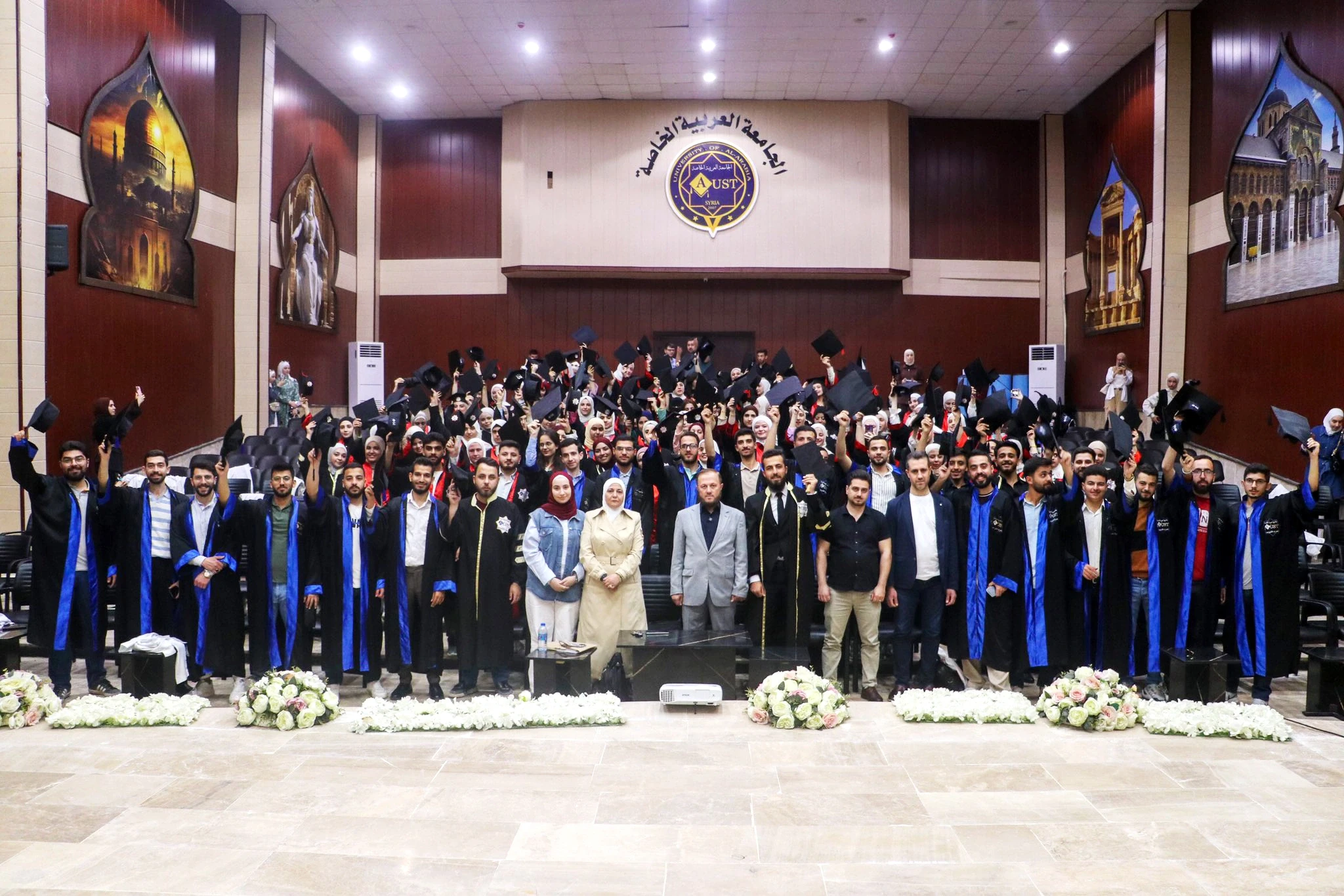 رئيس الجامعة العربية الخاصة يشارك المتخرجين صورهم التذكارية