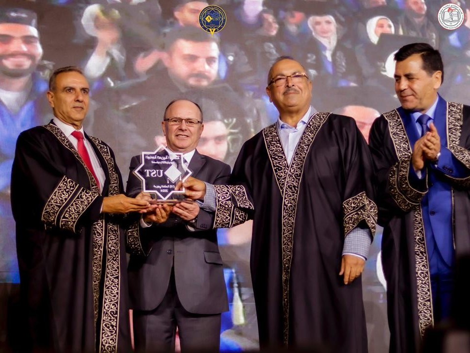 تكريم ضيوف حفل تخرج الباقة 12 في الجامعة العربية الخاصة للعلوم والتكنولوجيا من العام الدراسي 2023/2024