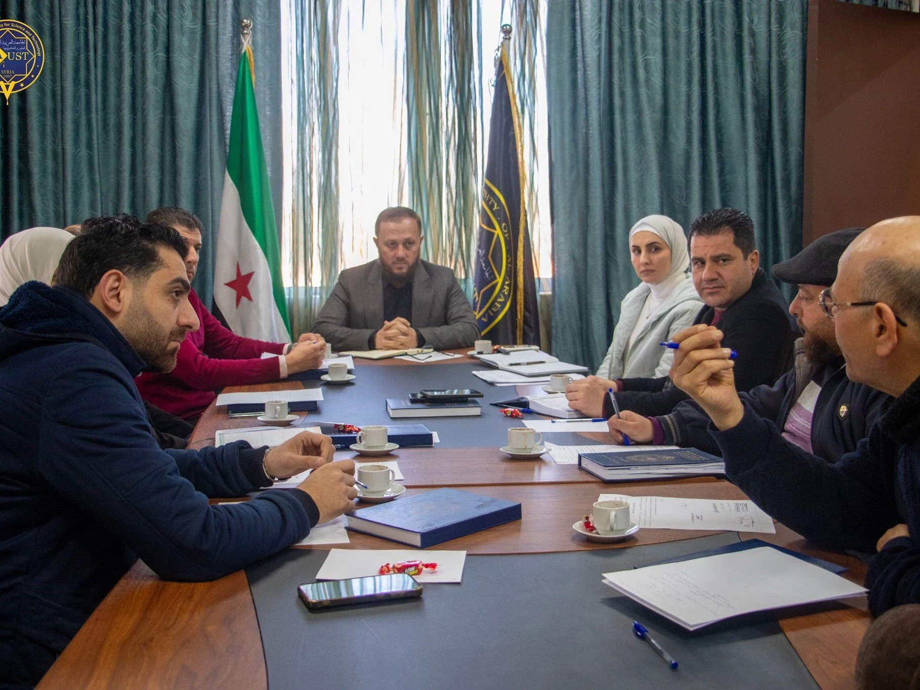 رئيس الجامعة يترأس اجتماعاً لبحث سبل الارتقاء بالخدمات التعليمية والإدارية