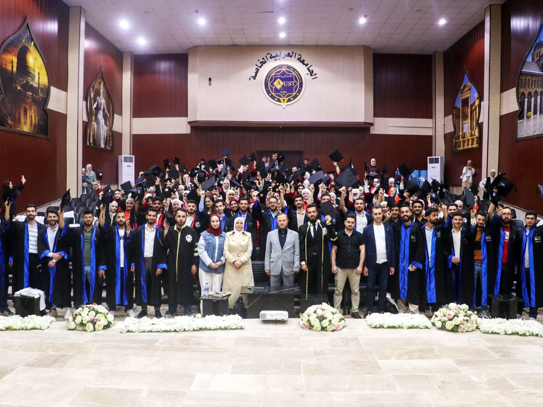 رئيس الجامعة العربية الخاصة يشارك المتخرجين صورهم التذكارية